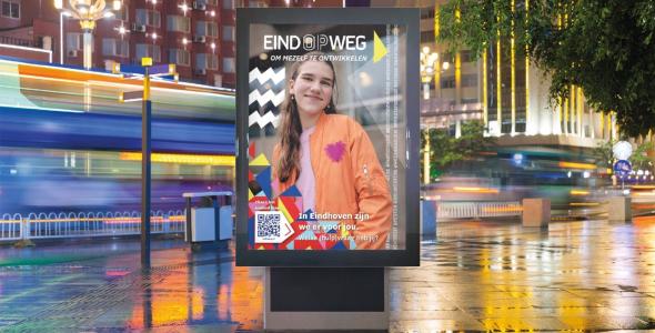 Op deze afbeelding is een campagneposter van de campagne Eind op weg weergegeven.
